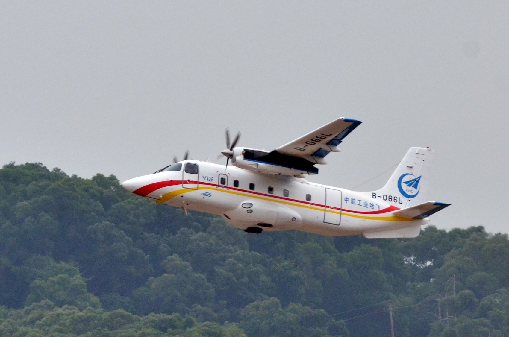 运12F低空航行